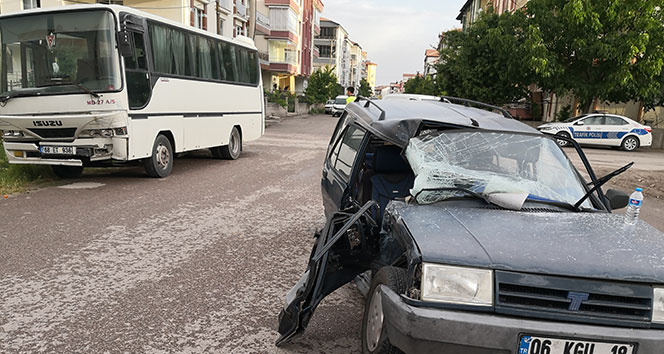 Otomobille minibüs çarpıştı 3 yaralı!