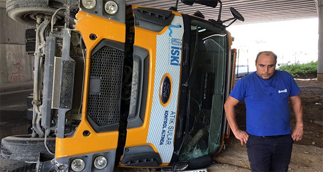 Kanalizasyon açma aracı devrildi! 2 yaralı