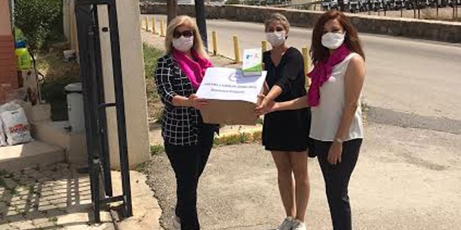 Karşıyakalı iş kadınlarından huzur evine ateş ölçer