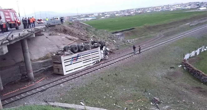 Kamyon köprüden uçtu! 1 yaralı