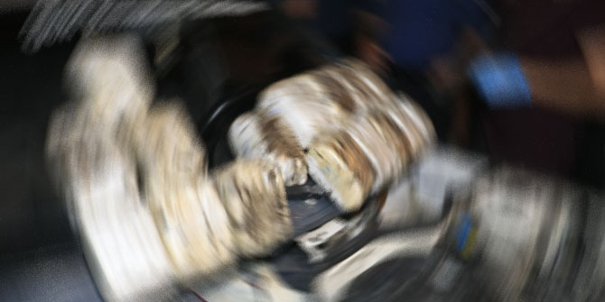  Polise çarpıp kaçtı! Araçta 16 kilo esrar çıktı