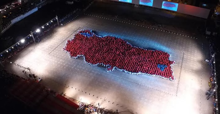 Bayraklı’da 2123 kişi zeybek oynadı