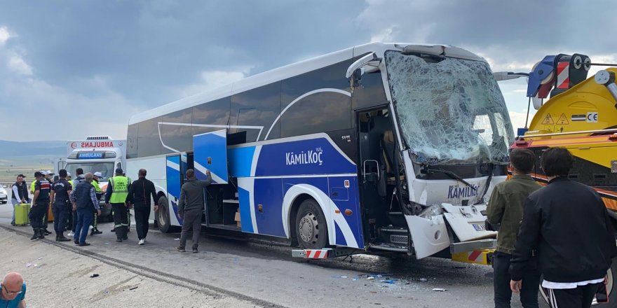 Yolcu otobüsü çekiciye çarptı!