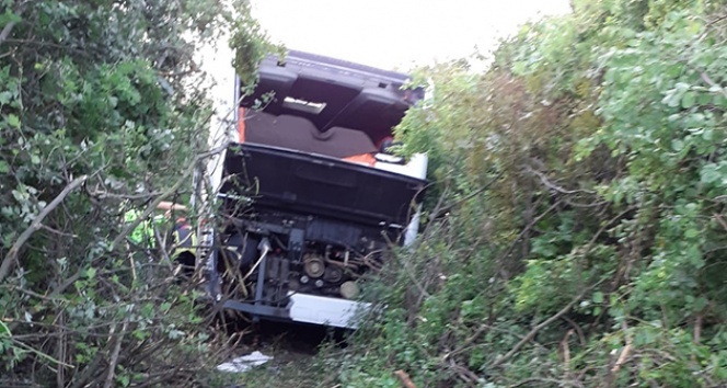 Otobüs yoldan çıktı! Faciadan dönüldü