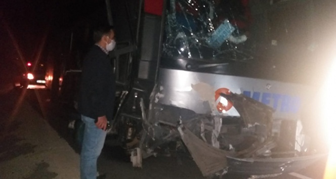 Yolcu otobüsüyle hafif ticari araç çarpıştı: 6 yaralı
