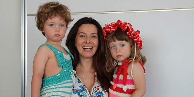 İkizleriyle kamera karşısında!