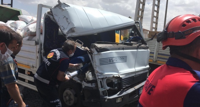 Kamyonetin freni boşaldı! Kırmızı ışıkta bekleyen kamyona çarptı!