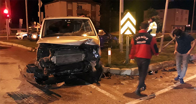 Minibüsle otomobil çarpıştı! Çok sayıda yaralı