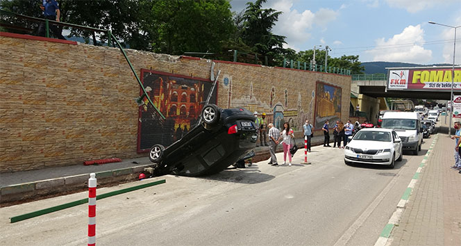 Virajı alamayınca köprülü kavşaktan uçtu!