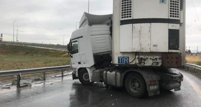 Kaygan yolda makas kesti! Kaza yaptı