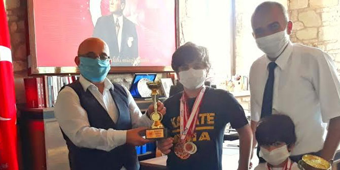 FOÇALI KARATECİ KARDEŞLERDEN VEDA ZİYARETİ