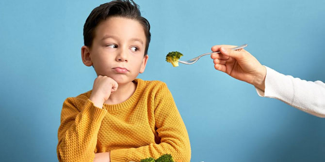 Parmakla kusmaya çalışan çocuklara dikkat