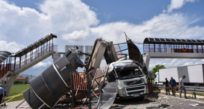 Üst geçit çöktü! Tır altında kaldı