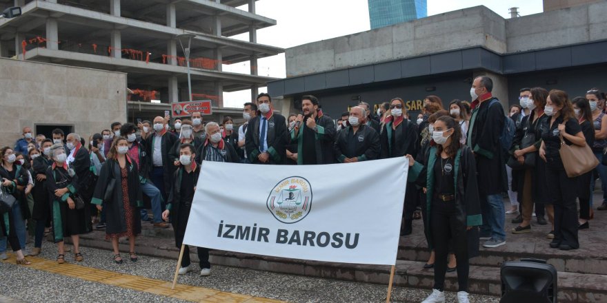 İzmir Adliyesi'nde 'Savunma Susmadı, Susmayacak' Sloganları