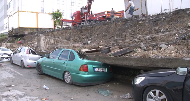 İstinat duvarı araçların üzerine devrildi!