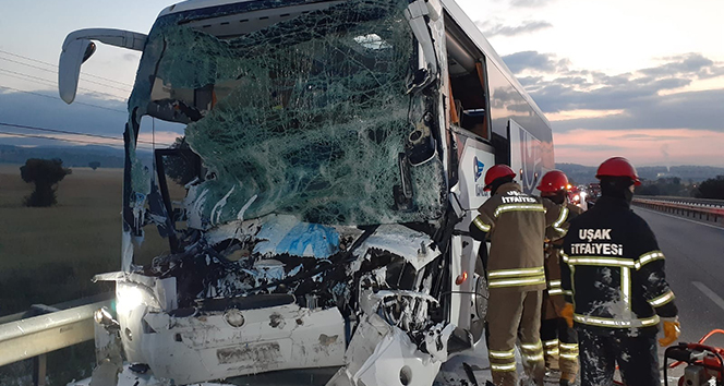 Yolcu otobüsü kamyona arkadan çarptı: 2 ölü, çok sayıda yaralı