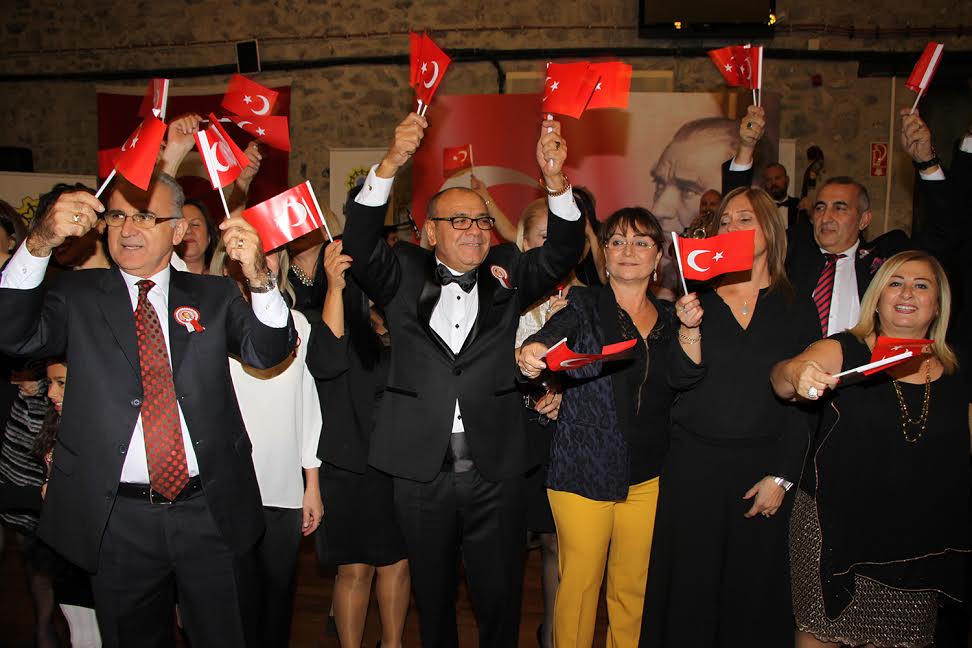 Cumhuriyet için el ele…