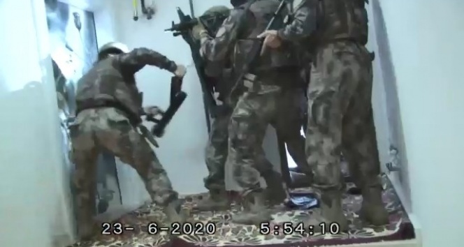 Koç başlarıyla kapılar kırıldı! Cephane çıktı