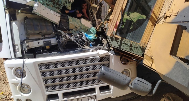 Askeri araçla tır çarpıştı!