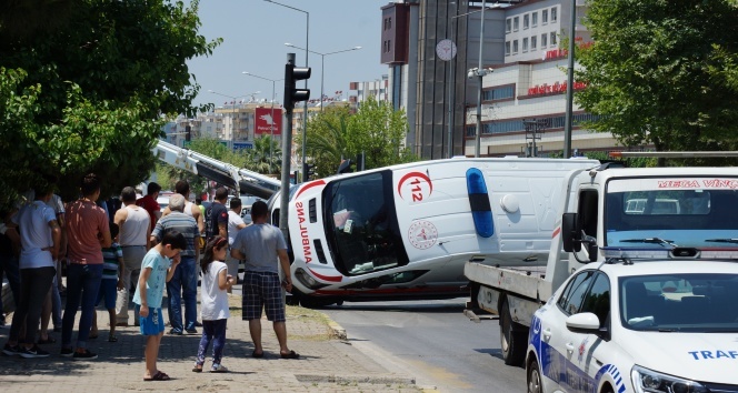 Ambulans devrildi, 6 yaralı!
