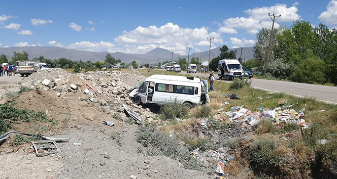 Minibüs şarampole uçtu: 14 yaralı