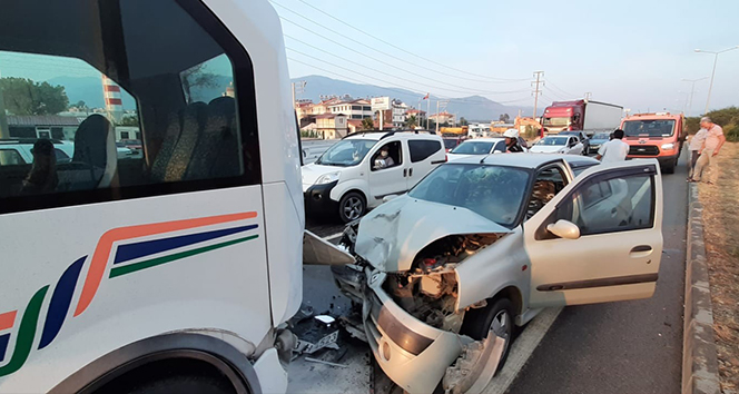 Otomobil yolcu minibüsüne çarptı! 7 yaralı