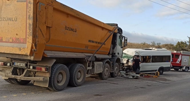 İşçi servisi ile kamyon kafa kafaya çarpıştı: 5 yaralı