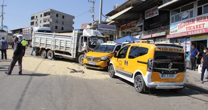 Freni patlayan kamyonet 3 aracı biçti! 2 yaralı
