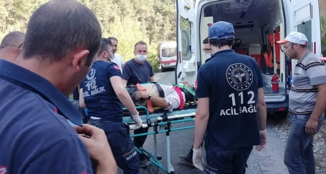 Köprüden geçmeye çalışan traktör devrildi! 1 ölü, 1 yaralı