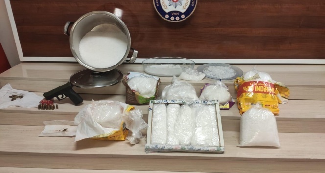 Kedi maması poşetlerinden 1,5 milyon TL değerinde uyuşturucu çıktı!