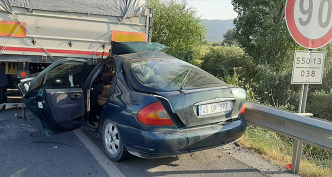 Otomobil tıra ok gibi saplandı! 1 ölü 1 ağır yaralı