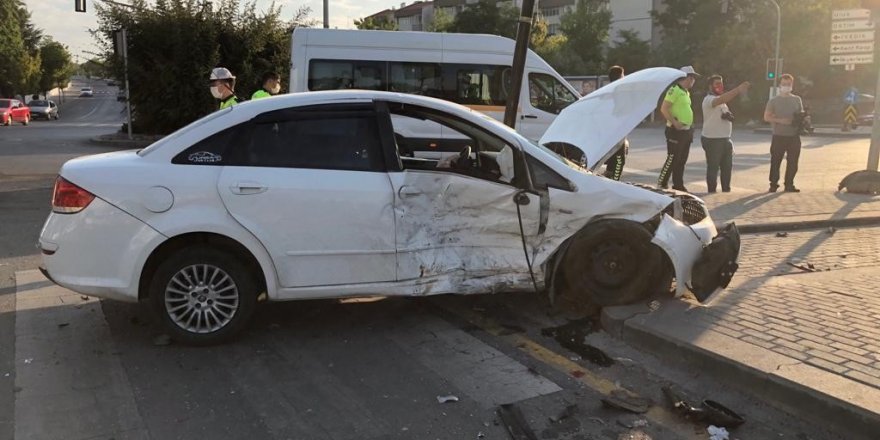 2 otomobil çarpıştı! 4 kişi yaralandı