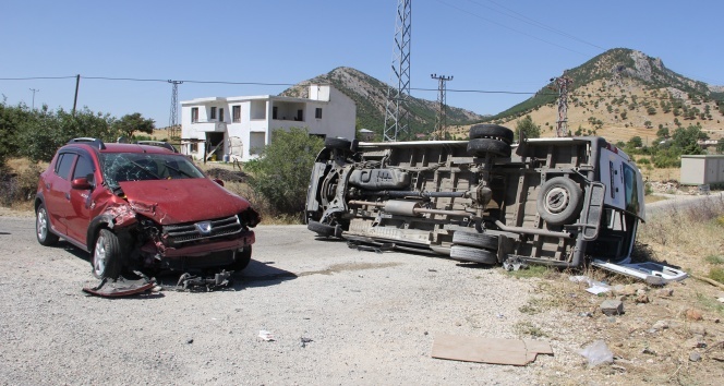 Otomobil ve yolcu minibüsü çarpıştı! 13 yaralı