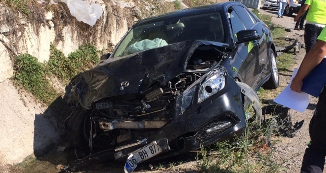 Vali trafik kazası geçirdi! Ölümden döndü!