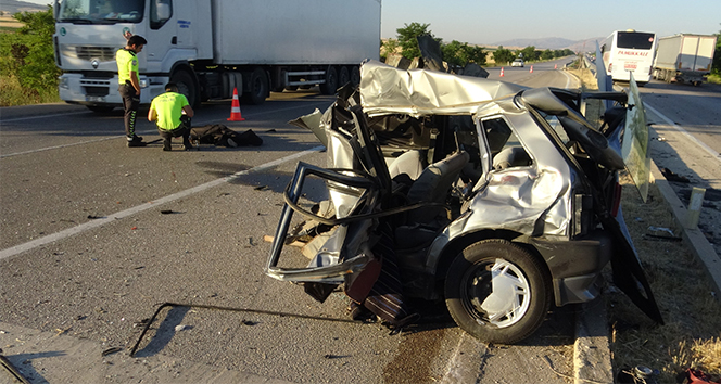 Yolcu otobüsüyle çarpıştı! Otomobil ikiye bölündü!