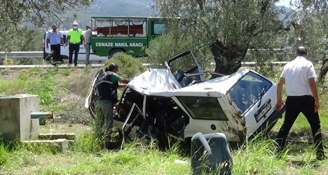 Şarampole uçtu, zeytin ağacına çarptı! 2 kişi canından oldu!
