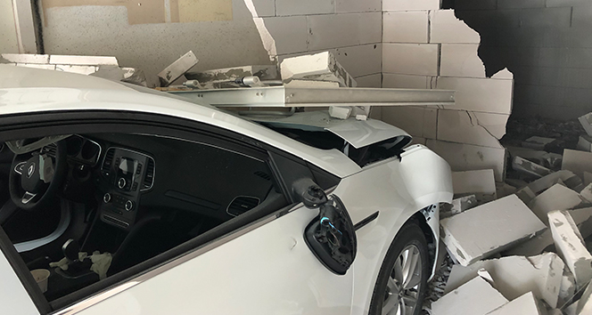 Gaz ile freni karıştırdı! Dükkana daldı