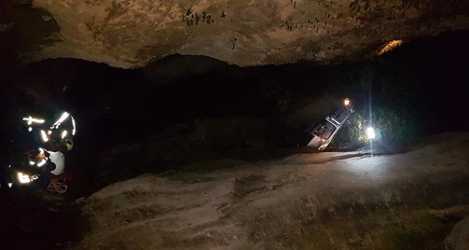 Araç kanyona uçtu, mucize eseri kurtuldular!