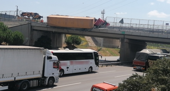 Devrilen tır Otoyol üzerindeki köprüde asılı kaldı