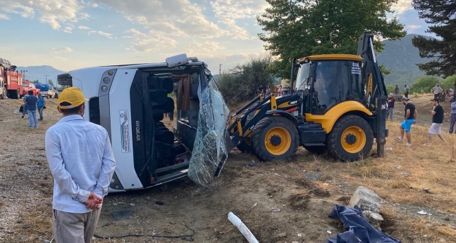 İşçileri taşıyan minibüs devrildi, 1 ölü, 12 yaralı