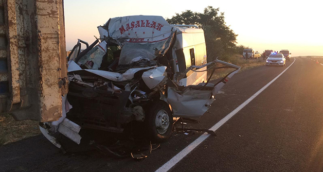 Tır ve minibüs çarpıştı! 11 kişi yaralandı