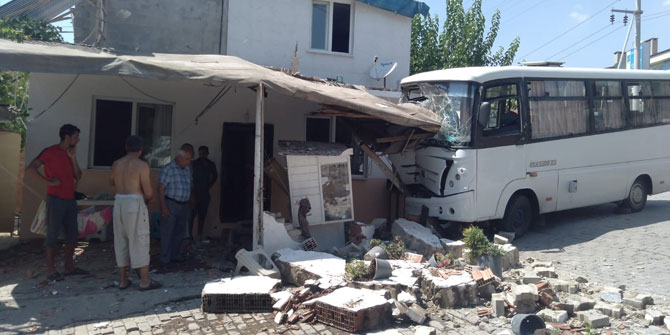 Freni patladı eve girdi! 3 yaralı