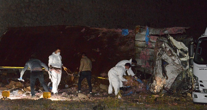 Dinamit yüklü kamyon devrildi! 2 ölü