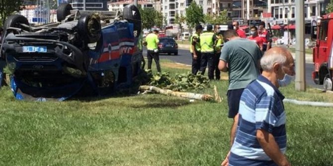 Jandarma minibüsü devrildi! 