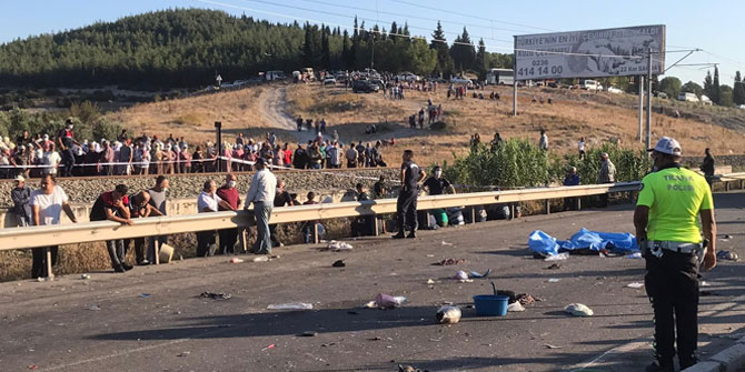 Üzüm işçilerini taşıyan traktör kaza yaptı! 2 ölü 9 yaralı