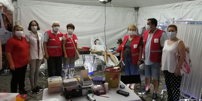 Foça'dan Kızılay'a 56 ünite kan bağışı