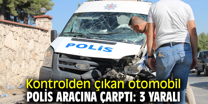 İzmir'de kontrolden çıkan otomobil polis aracına çarptı: 3 yaralı