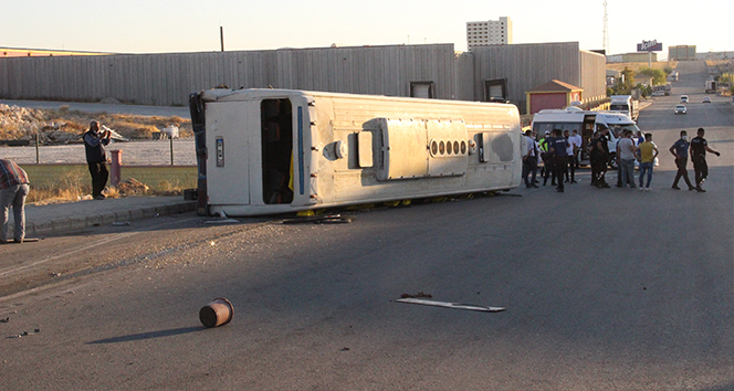 Servis otobüsü tıra çarptı, 17 yaralı!