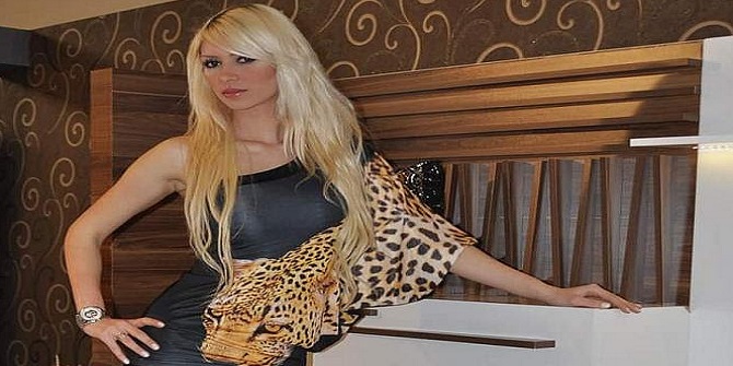 Dinleyicilerini kendine hayran bırakmaya devam ediyor