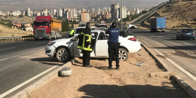 Araç aydınlatma direğine çarptı! 1 ölü 2 yaralı